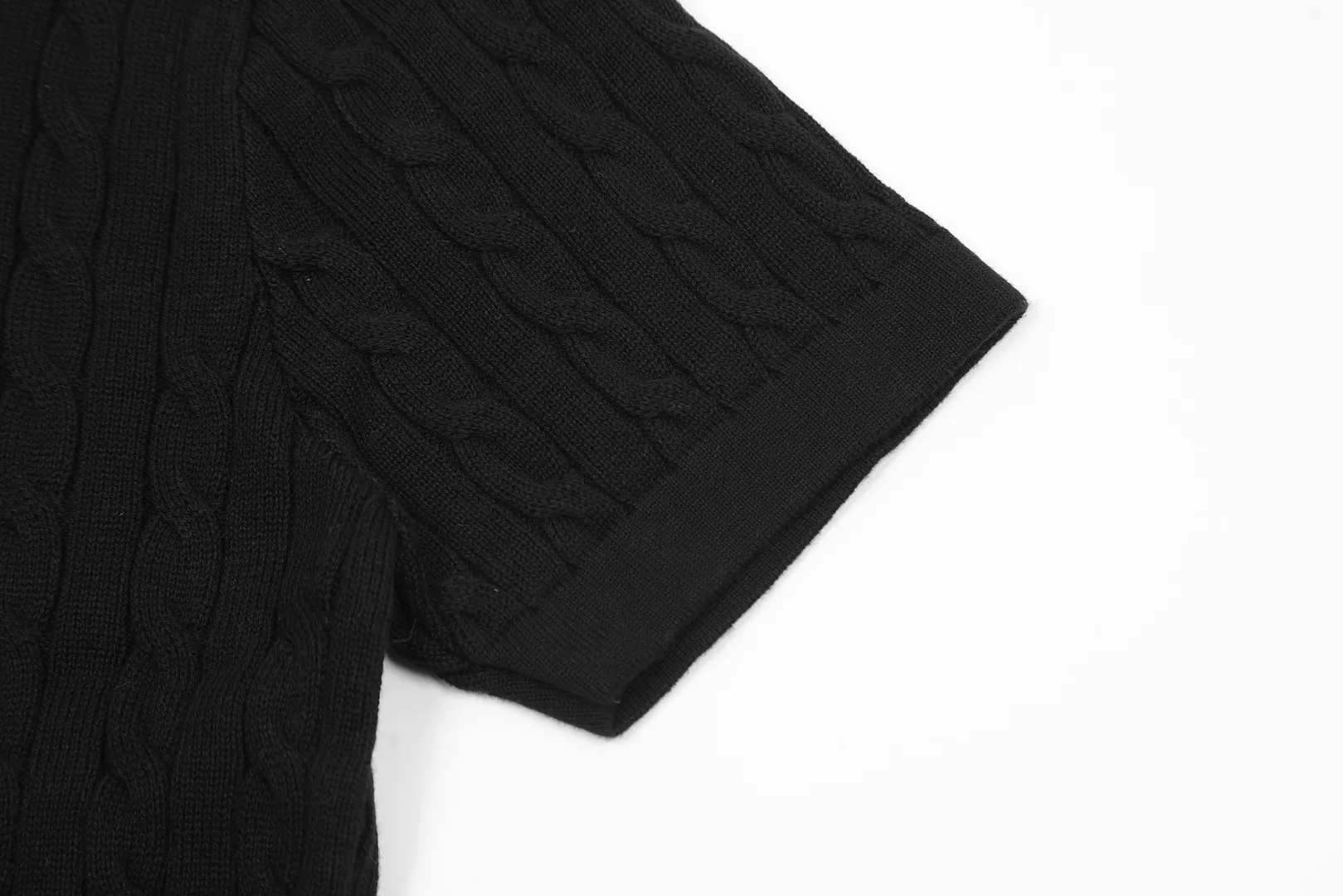 🅿️176 "Top quality" Style number: DS022# (not off the shelves all year round) [Ralph Lauren POLO lapel solid color pony embroidered logo knitted short sleeves] ✅Ralph Lauren Ralph Lauren classic basic versatile all-season cardigan knitted short sleeves ✅Main supplier platform live broadcast Wholesale entities Replenish when out of stock Not off the shelves ✅ZP quality 1:1 version Scan the code to enter the GF website Counter quality ✅Details and quality are the only one in Guangzhou. Imported quality cotton yarn focuses on high-end and cost-effective. Needless to say good quality. ✅The version is restored to the original order. The maximum size can be worn up to 160 pounds. Loose, comfortable and stress-free.
